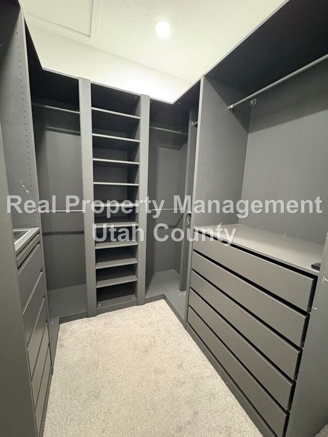 Building Photo - 9580 N Cyn Rd