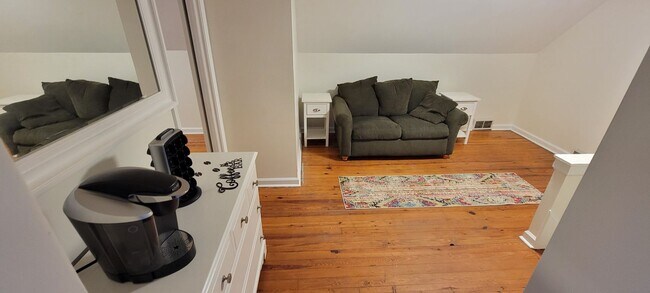 Building Photo - Walking distance to UD - Pending Applicati...