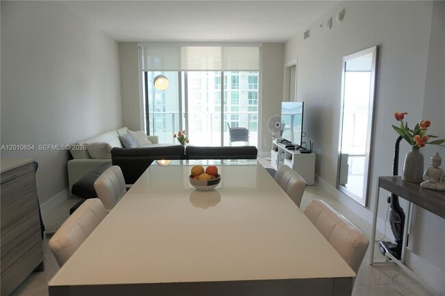 Building Photo - 1300 Brickell Bay Dr