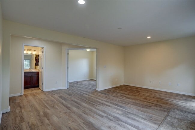 Building Photo - Price Reduced - Large 4 bed, 3 bath home i...