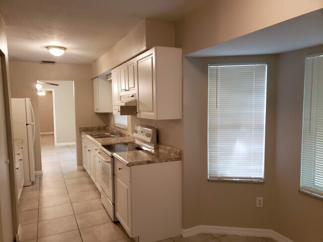 Building Photo - 3 Bed, 2 Bath, 1 Car garage.