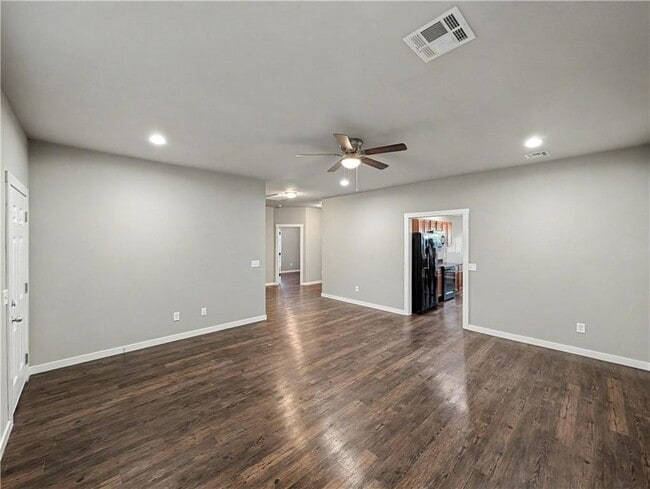 Building Photo - 862 Oakwood Ln