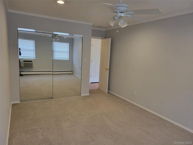 Building Photo - 100 Town House Village