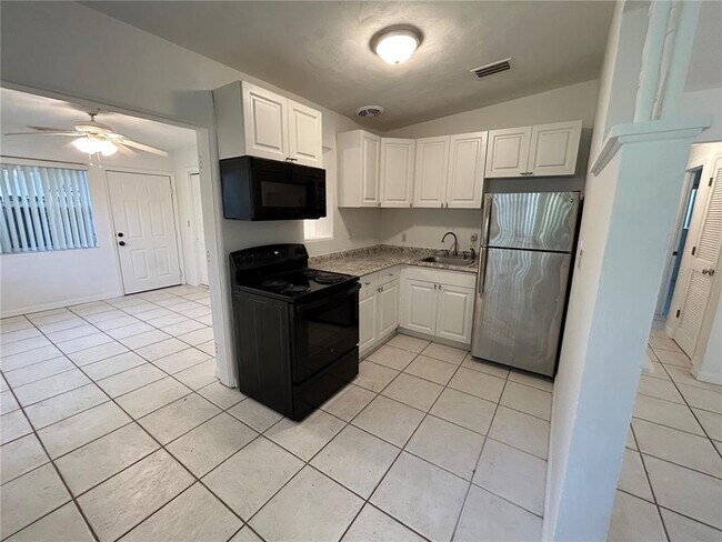 Building Photo - 460 Card Ave