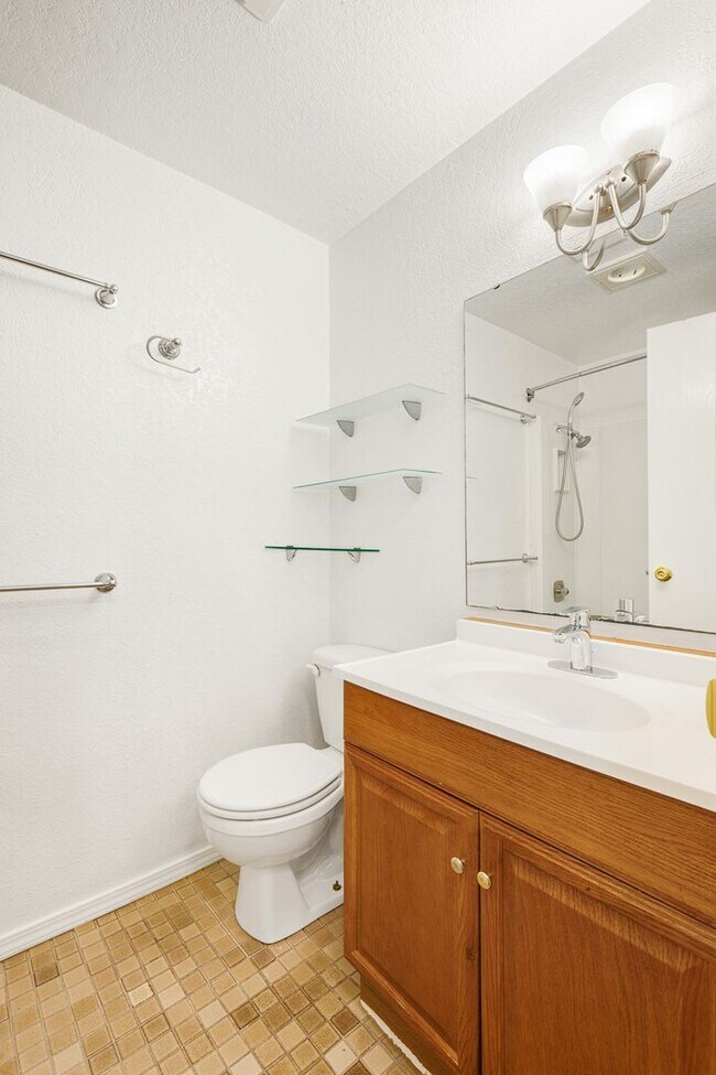 Building Photo - Cozy Redmond 2 Bedroom 2 Bath Condo