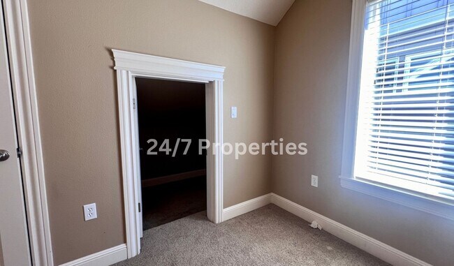 Building Photo - Large 4BD I 2.5BA Home - West Linn!