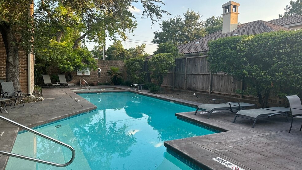 Quite community pool - 8103 N New Braunfels Ave #5