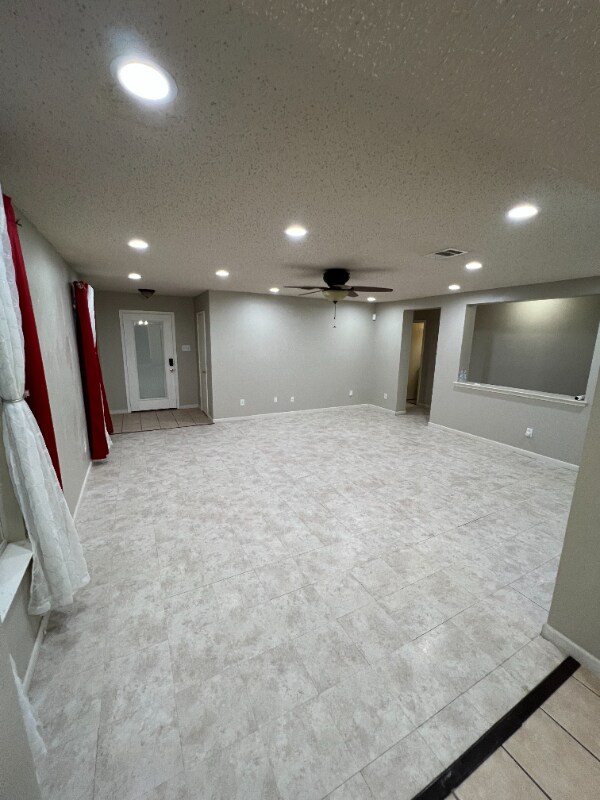 Building Photo - 911 Simi Dr