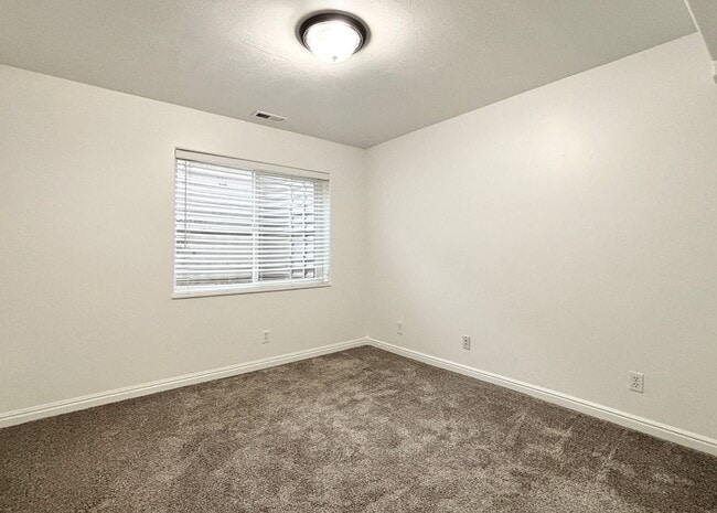 Building Photo - Beautiful Draper Townhome at Bella Monte!
