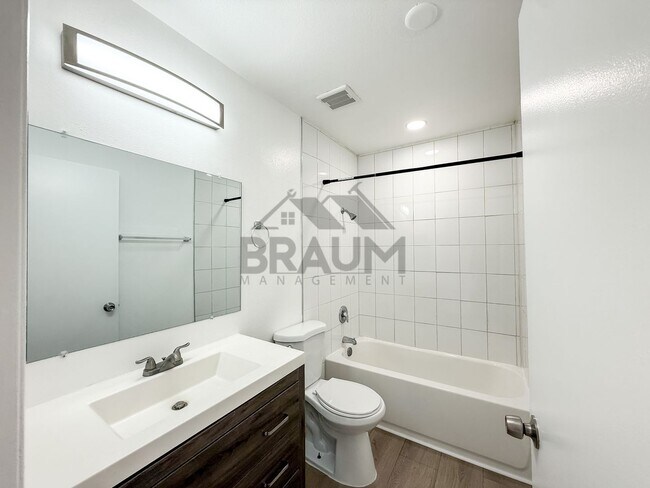 Building Photo - 14801 Delano St