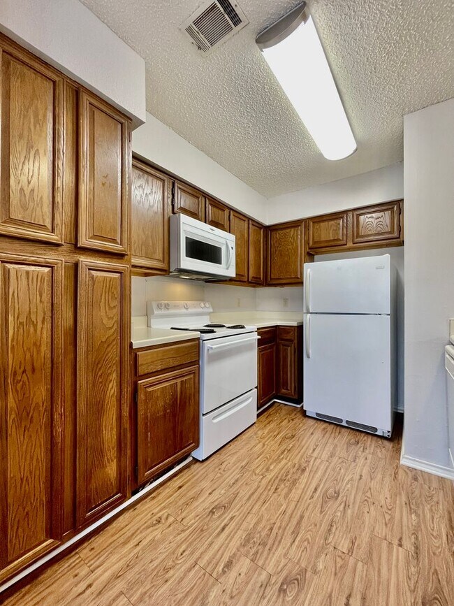 Building Photo - 2 Bedroom/1 Bath Apartment - Fresh Paint &...