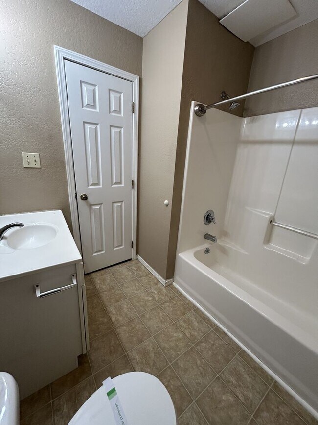 Building Photo - Very Nice 3BR/2BA Duplex on Dead End Street!