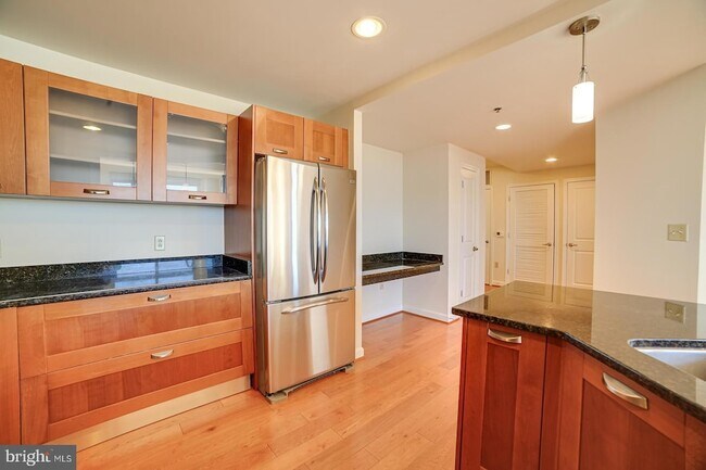 Building Photo - 5750 Bou Ave