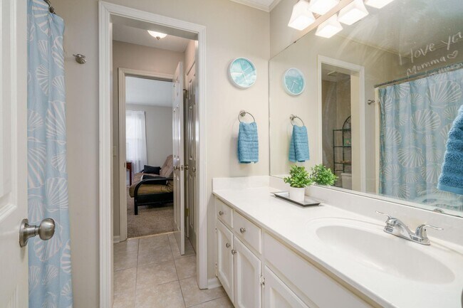 Building Photo - 1032 Fairfax Dr