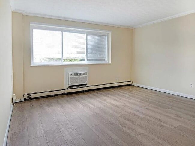 Building Photo - 2432 East Ave