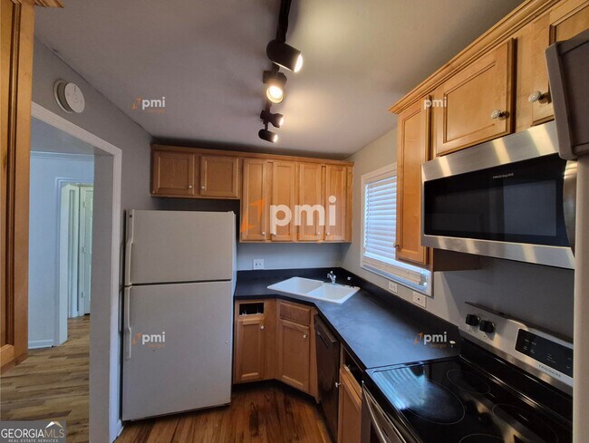 Building Photo - 3206 Mathieson Dr NE