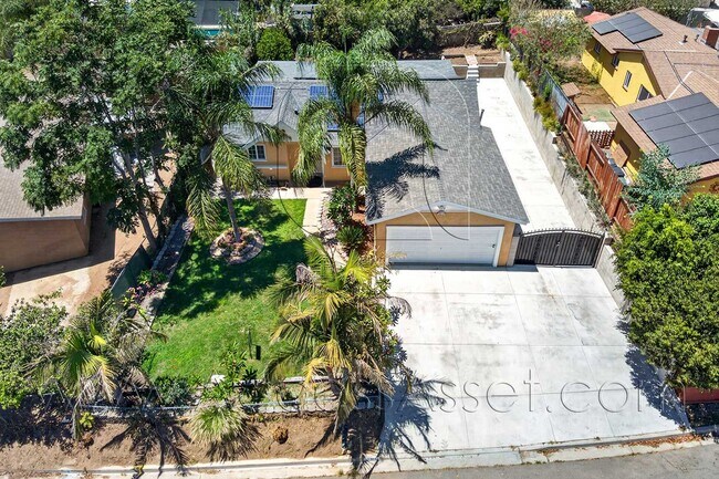 Building Photo - Charming 4 Bedroom Home with Private Yard & Garage Parking