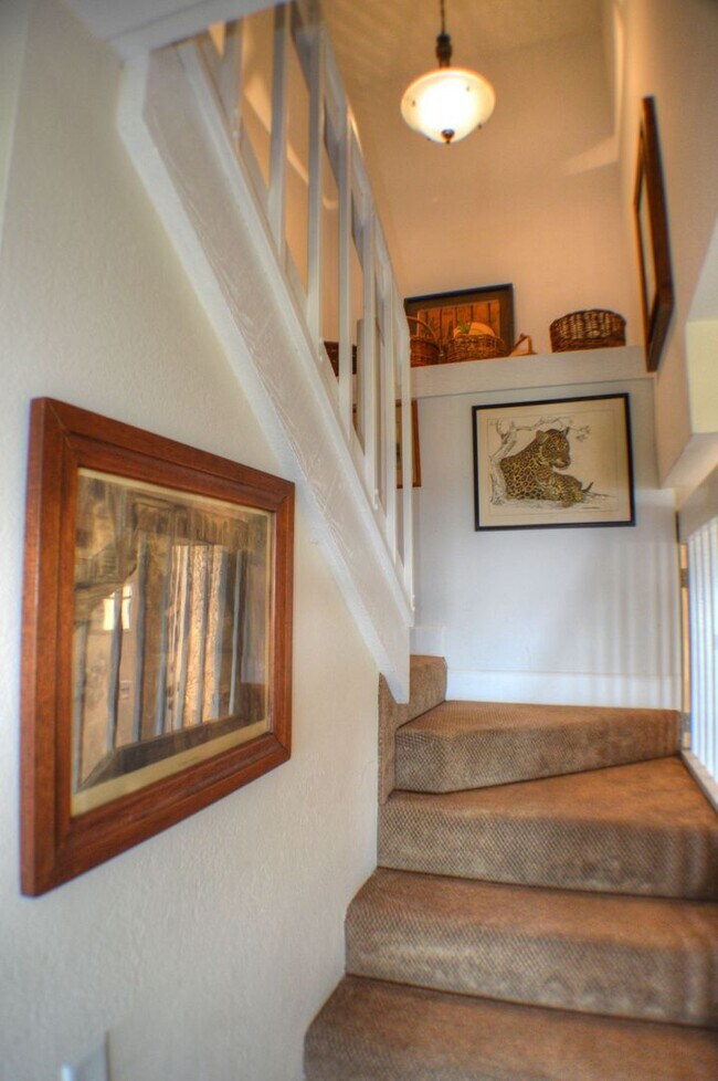 Building Photo - Panoramic ocean view from this 2 bedroom condo up on the hills of San Clemente