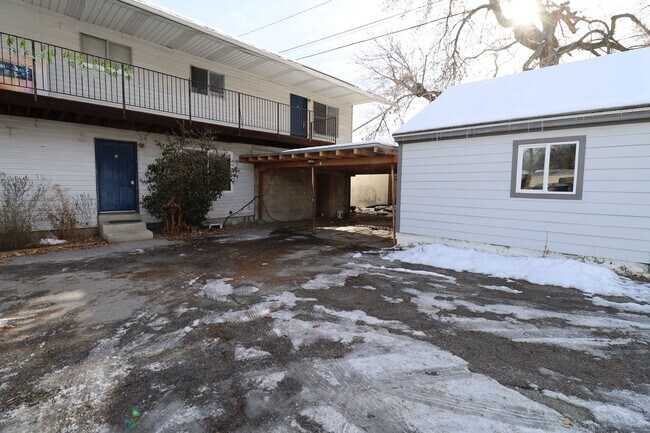 Building Photo - 400 E 4 plex