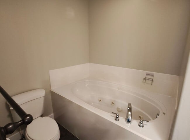 Building Photo - AMAZING CONDO 2 MASTER SUITES 2 CAR GARAGE