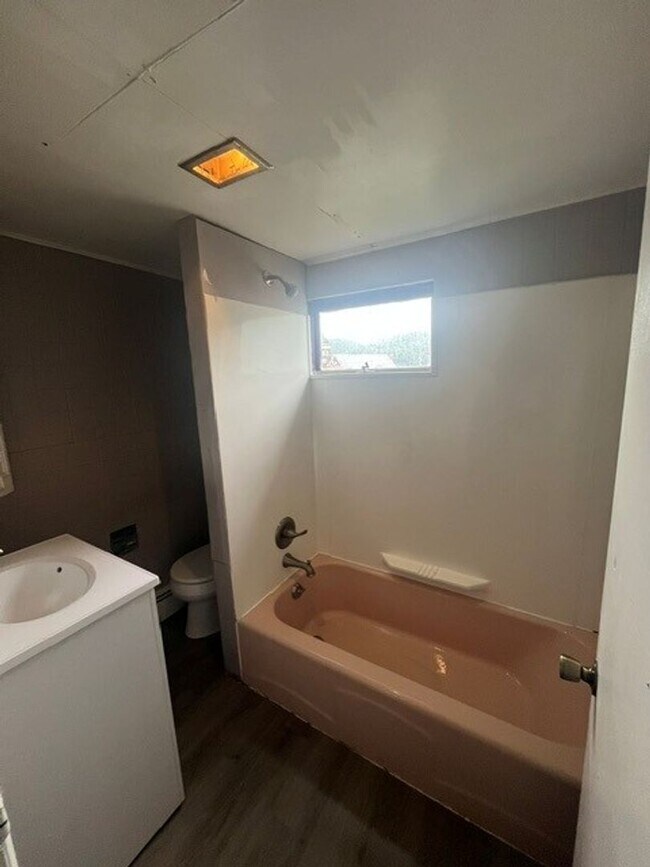 Building Photo - 3 bedroom 1 bathroom