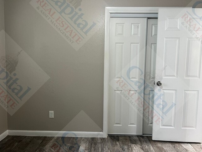 Building Photo - Spacious 3 Bedroom