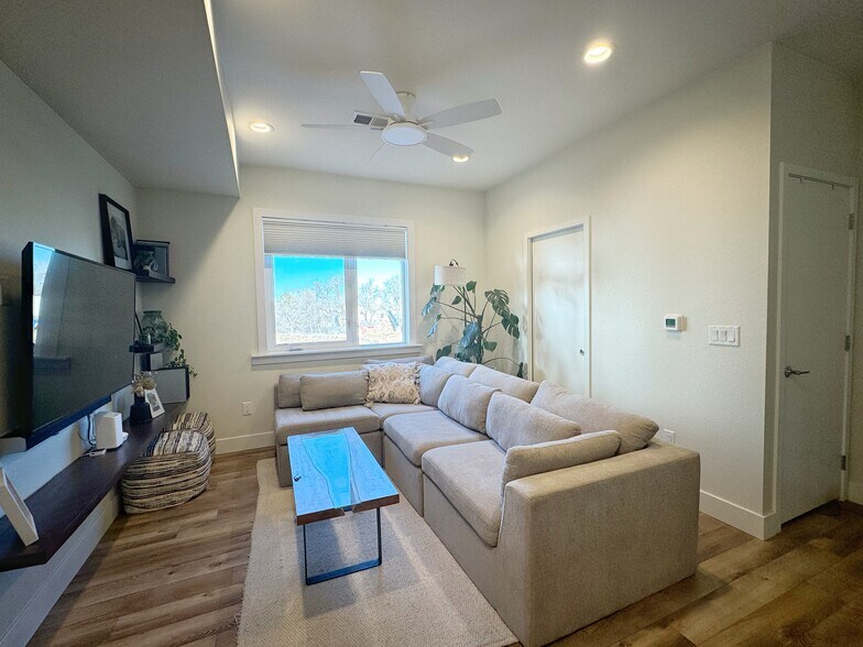 Building Photo - 1198 S Reed Way