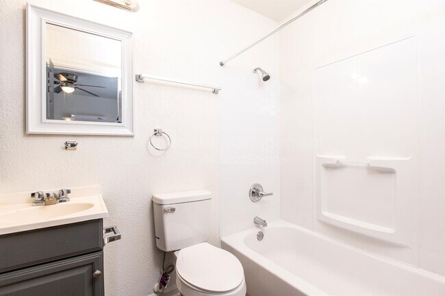 Building Photo - 1301 E Mount Vernon St