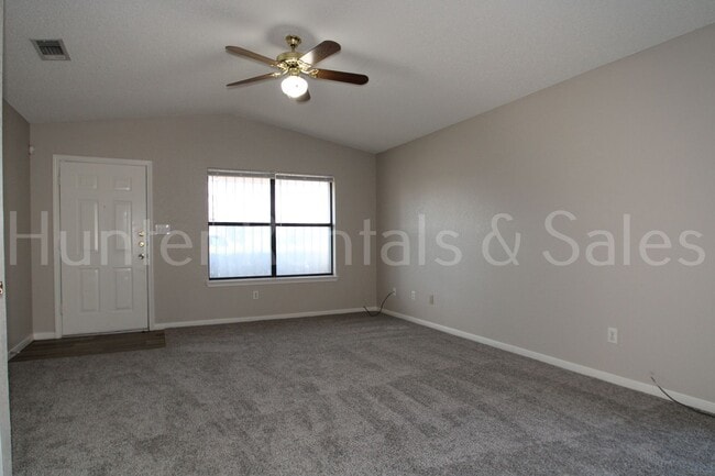 Building Photo - Delightful Duplex!