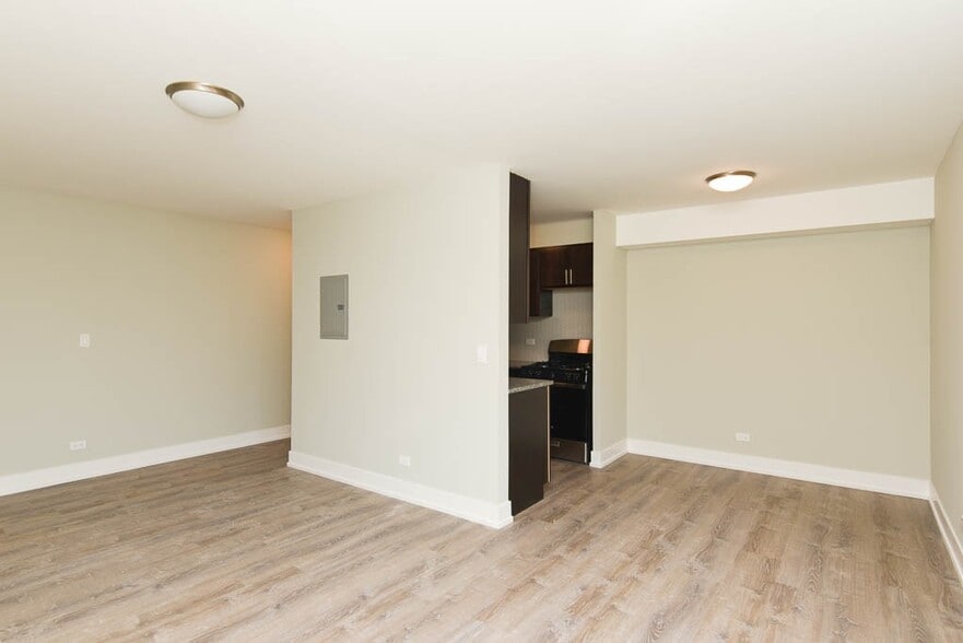 Building Photo - 533 W Surf St