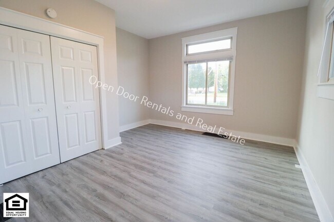 Building Photo - 428 Lincoln Hwy E