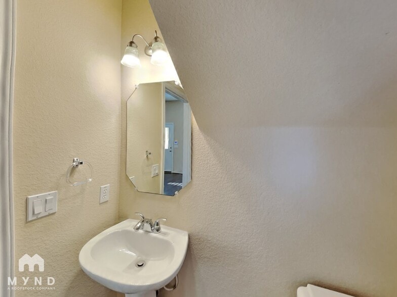 Building Photo - 2216 Zach Scott St