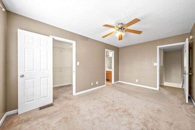 Building Photo - 2 Bedroom Condo For Rent With Community Swimming Pool!