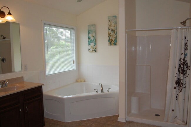 Building Photo - 2218 Midview Rd