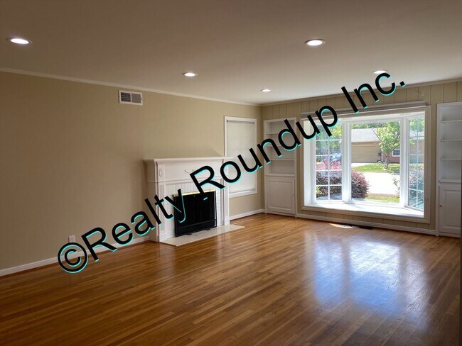 Building Photo - Beautiful Lincoln Village Home
