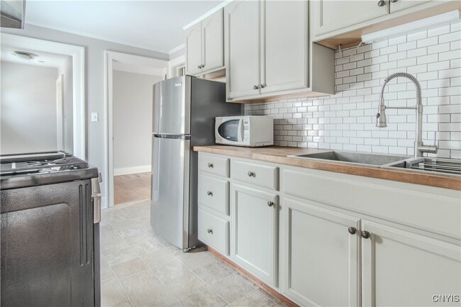 Building Photo - 325 Holcomb St