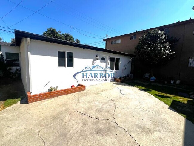 Building Photo - 2332 Cedar Ave