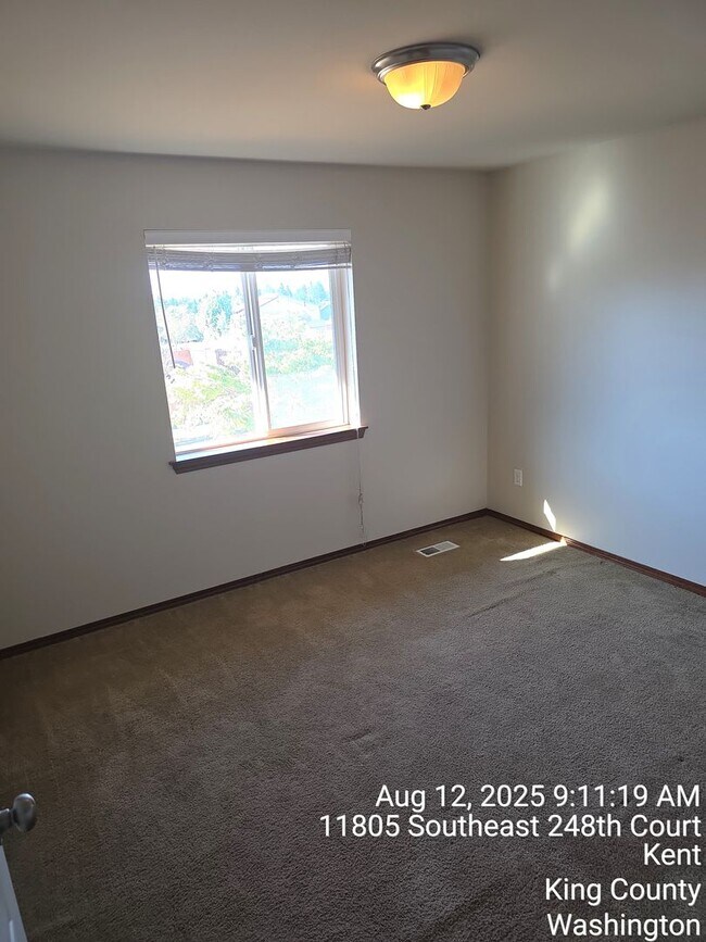 Building Photo - East Hill Kent 4 bedroom 2.5 bathroom with...
