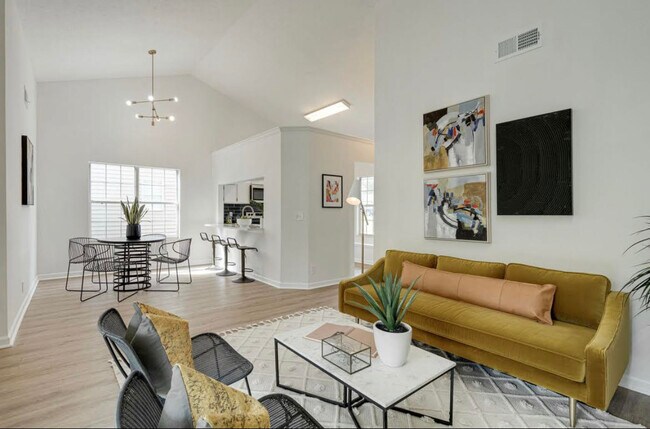 Building Photo - 814 Tamarack S