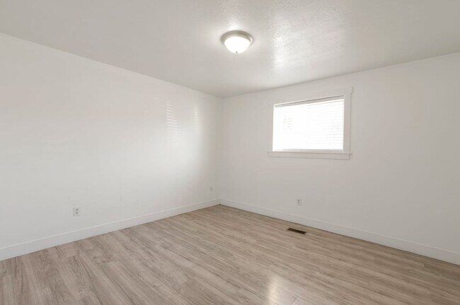 Building Photo - North Salt Lake 2 BD 1 BA - $500 Amazon Gift Card!! - $500.00 Security Deposit OAC -Brookside Lof...