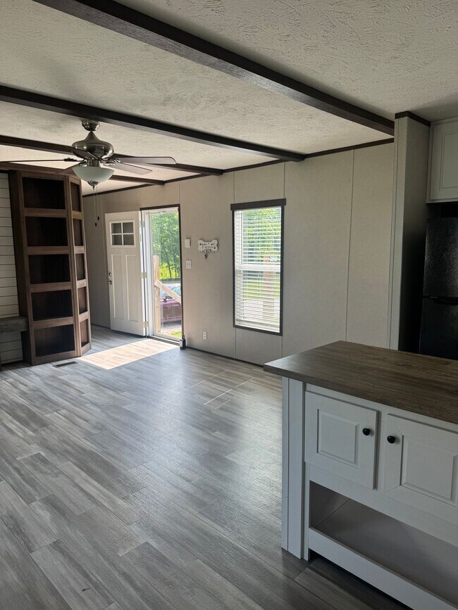 Building Photo - Newer Mobile Home in Country Setting