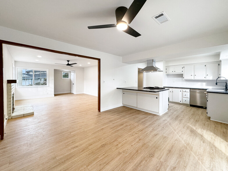 Building Photo - 432 E 212th St