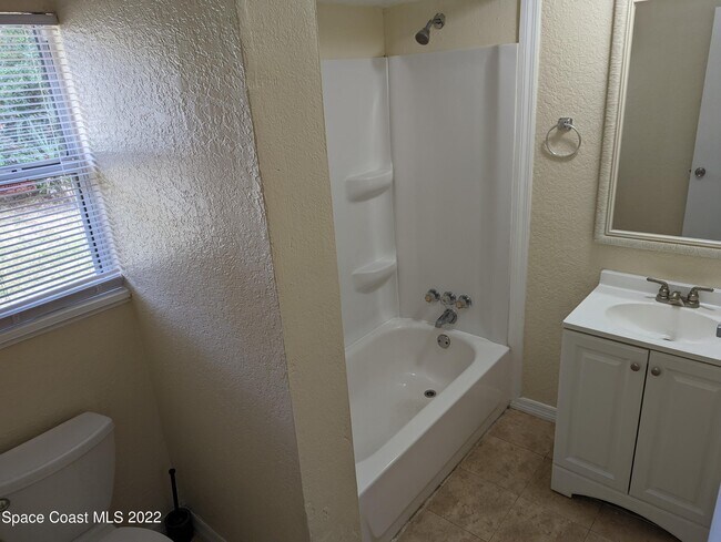 Building Photo - 1565 Violet Ave