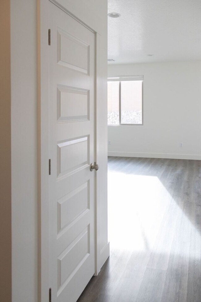 Building Photo - Spacious 4-Bed Home in Sage Canyon