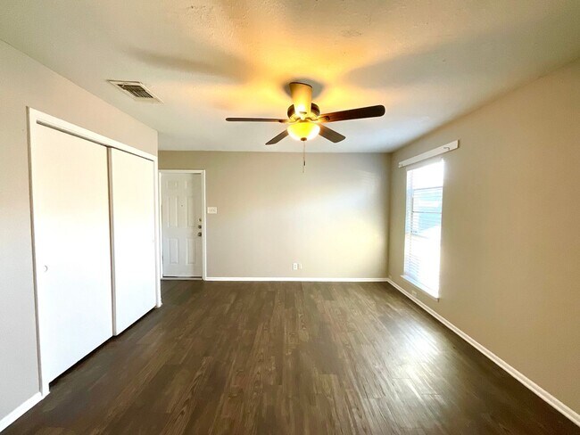 Building Photo - MUST SEE! 2 Bedroom / 1.5 Bath Duplex w/ Garage!