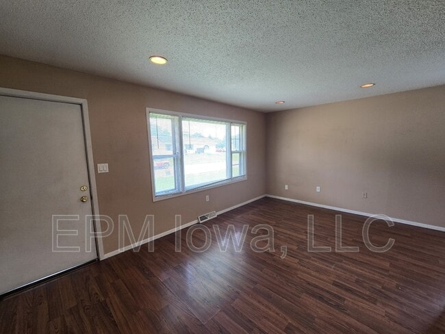 Building Photo - 1405 Robin Rd