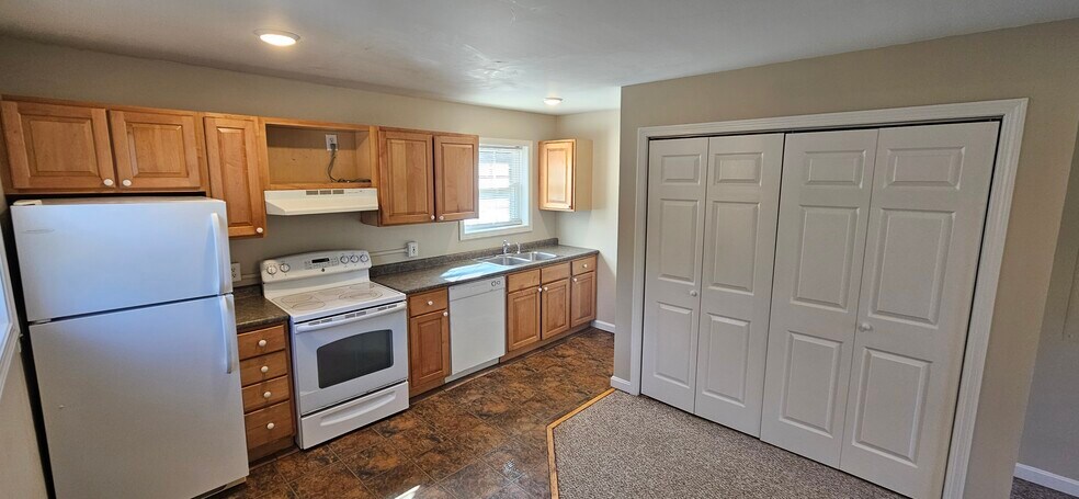 Kitchen - 192 Greystone Dr