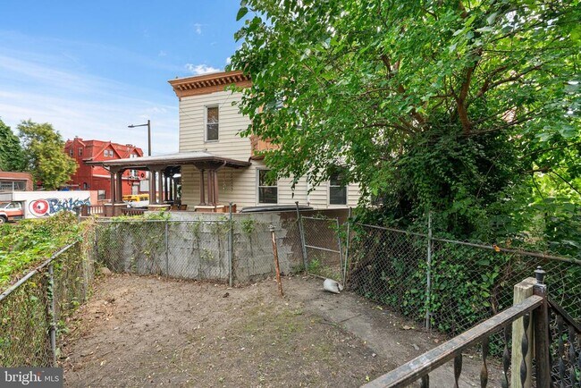 Building Photo - 2127 W Erie Ave