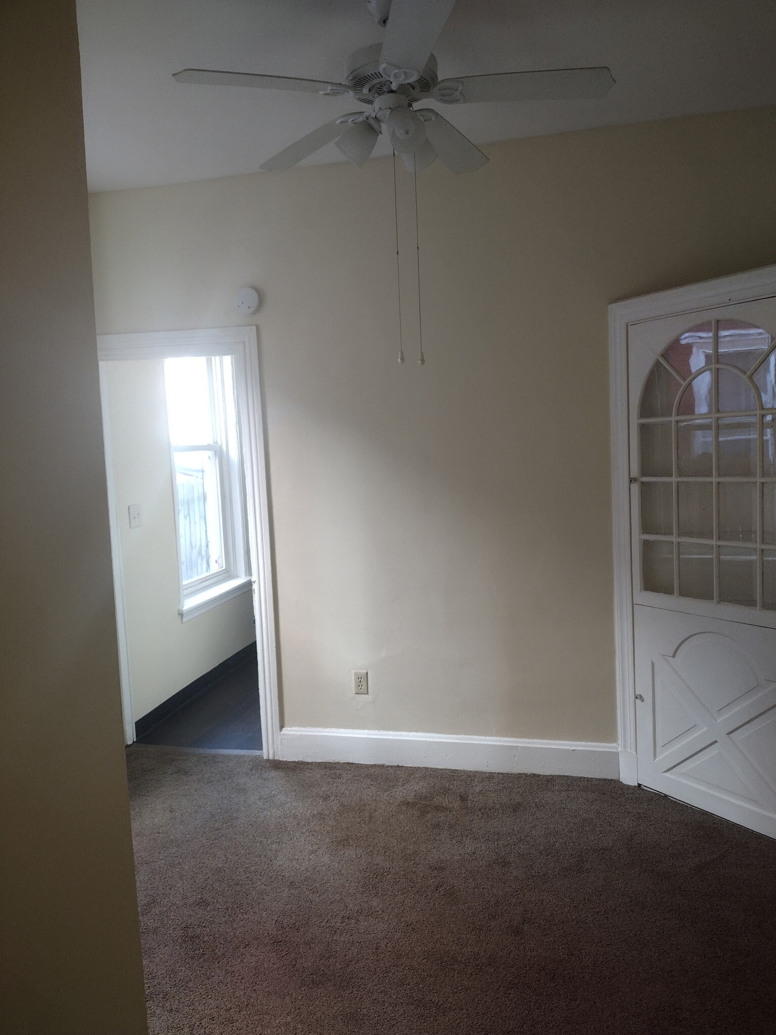 Living room - 1607 Derry St
