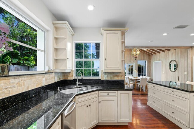 Building Photo - 3304 N Flagler Dr